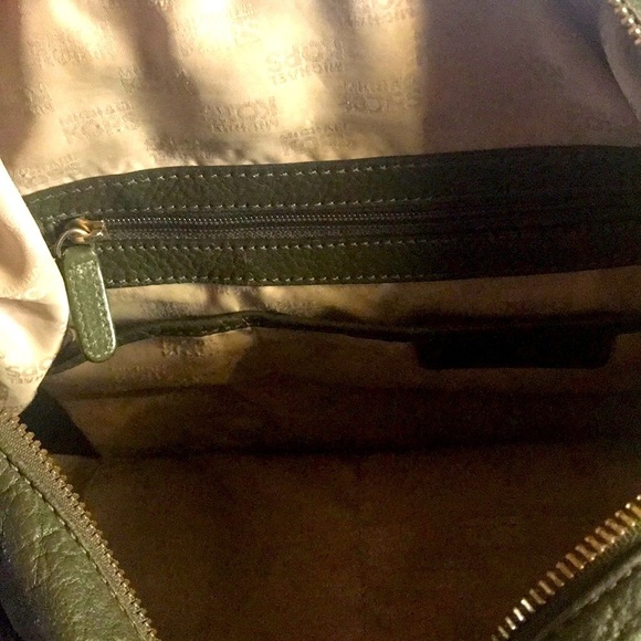 🚨 Michael Kors Textured Leather Dark Green Purse with gold accents. - Picture 7 of 8